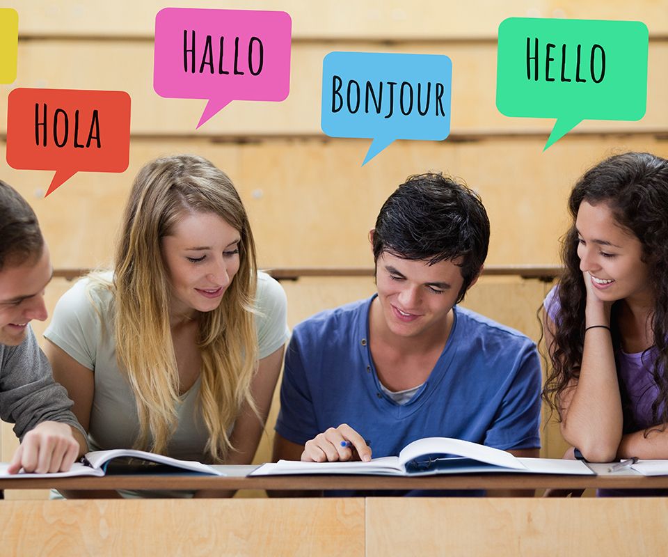 Estudiantes participando en el curso regular de portugués europeo